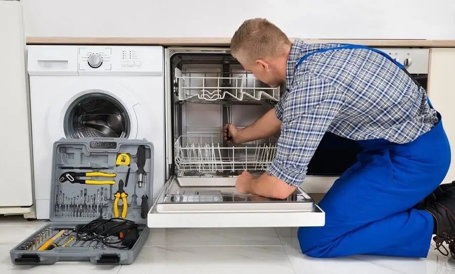 Seferihisar Hitachi servisi teknisyen ekibi beyaz eşya tamiri yaparken